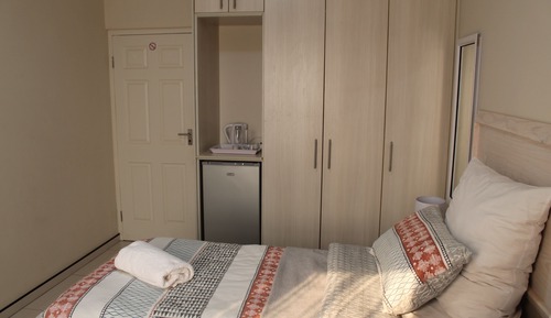 Habitación básica con 2 camas individuales, 1 habitación
