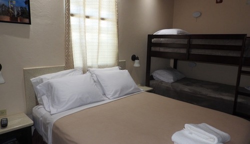 Habitación, varias camas