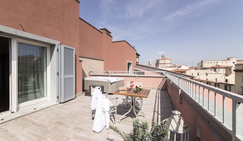 Suite, bañera de hidromasaje, en una planta alta