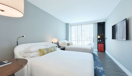 Habitación, 2 camas de matrimonio (Landmark, Hearing, Roll In Shower)