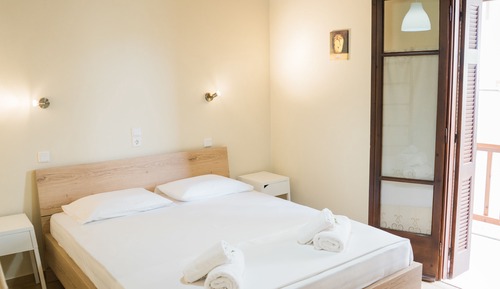 Habitación estándar con 2 camas individuales, 1 cama de matrimonio grande, balcón, vistas al patio