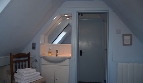 Habitación con 2 camas individuales, baño compartido