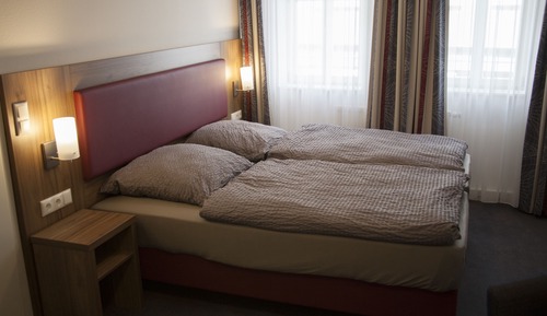 Habitación básica con 2 camas individuales