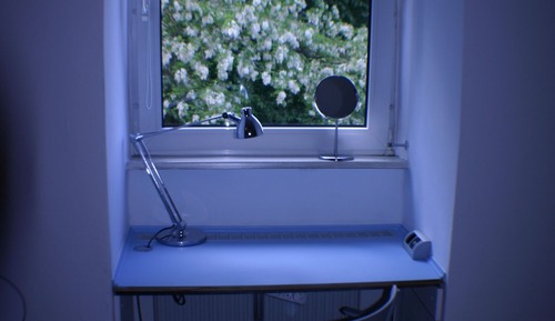 Habitación básica con 2 camas individuales, baño compartido