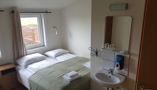Habitación con 1 cama doble o 2 individuales, baño compartido