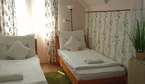 Habitación básica con 2 camas individuales