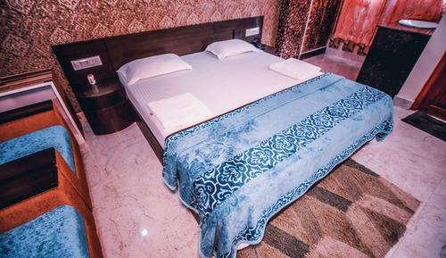 Habitación estándar doble, 1 cama de matrimonio grande, vistas a la ciudad