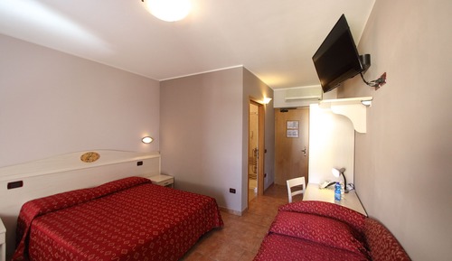 Habitación básica con 1 cama doble o 2 individuales, vistas al patio, en una planta alta