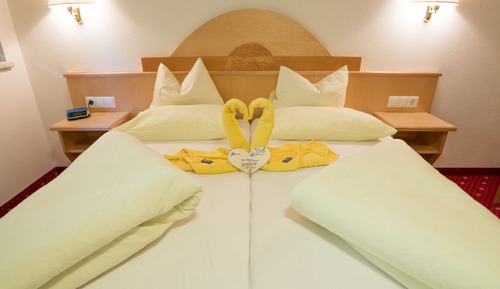 Habitación triple Confort, varias camas, balcón, vistas al jardín