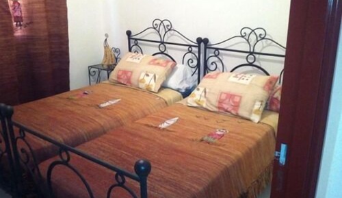 Habitación básica con 2 camas individuales