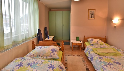 Habitación básica con 2 camas individuales, baño privado (4)