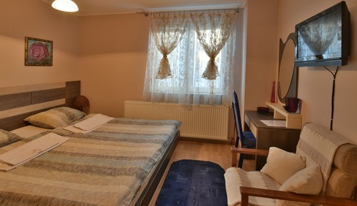 Habitación básica doble, 1 cama de matrimonio grande, baño privado (10)