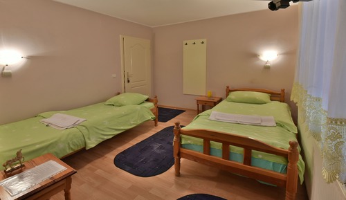 Habitación básica con 2 camas individuales, baño privado (9)
