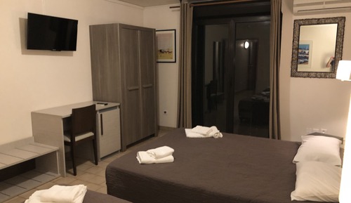 Habitación con 1 cama doble o 2 individuales, balcón