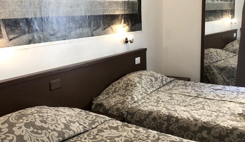 Habitación con 1 cama doble o 2 individuales, baño privado