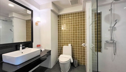 Habitación superior con 2 camas individuales, balcón, vistas a la ciudad