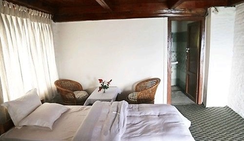 Habitación estándar con 1 cama doble o 2 individuales, 2 camas individuales, vistas a la montaña