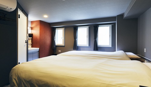 Habitación básica con 2 camas individuales