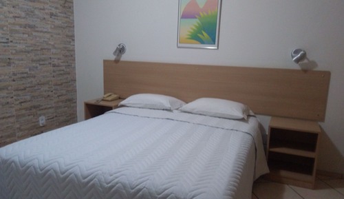 Habitación básica con 2 camas individuales