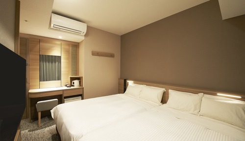 Habitación básica con 2 camas individuales