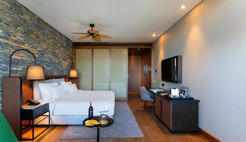 Habitación superior, vistas parciales al mar