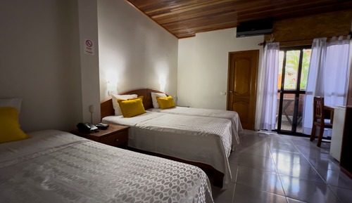 Habitación triple, varias camas