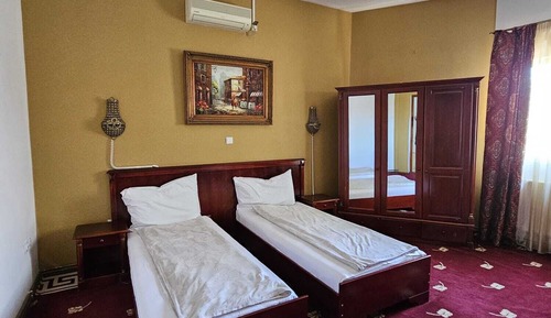 Habitación básica con 2 camas individuales