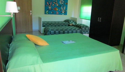 Habitación familiar con 1 cama doble o 2 individuales, vistas al jardín, en la zona del jardín