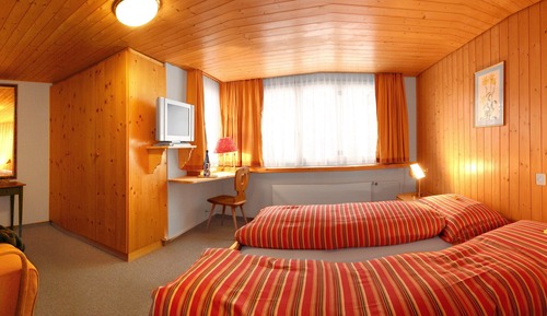 Habitación básica con 1 cama doble o 2 individuales, 2 camas individuales, vistas a la montaña