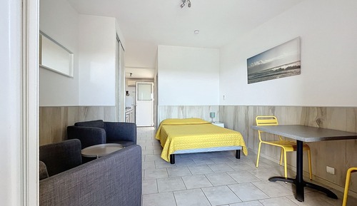 Estudio, vistas al mar