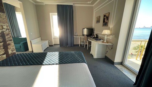 Suite junior, 1 cama de matrimonio grande, no fumadores, balcón (with Two Single SofaBeds)