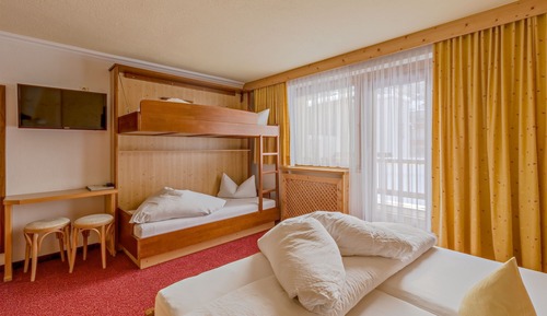 Habitación triple Confort, 1 cama de matrimonio con sofá cama