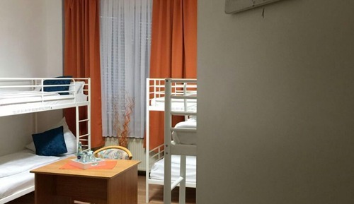 Dormitorio compartido, dormitorio mixto, baño compartido