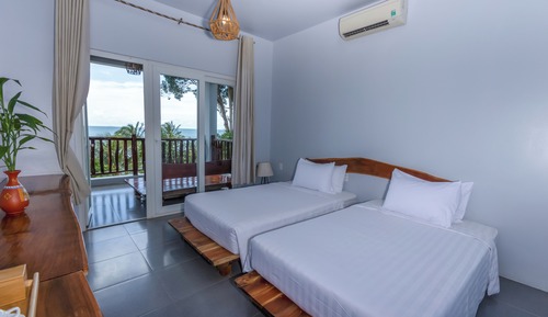 Habitación Deluxe con 2 camas individuales, 1 cama de matrimonio grande (Deluxe Double Seaview)