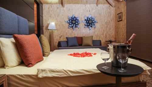 Cottage Bungalow, 1 King Bed, Smoking, Pool View
