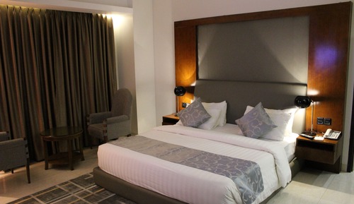 Estudio ejecutivo, 1 cama de matrimonio grande, baño privado, en esquina