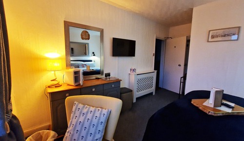 Habitación doble, baño privado, vistas al puerto (Room 6,  2nd Floor)