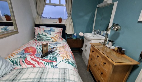 Habitación individual, baño privado (Room 7, Top floor)