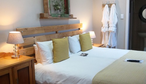 Habitación de lujo con 1 cama doble o 2 individuales, baño privado, en la zona del jardín