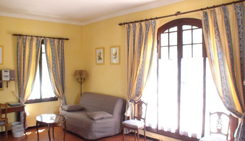 Habitación triple, baño privado ( La suite des Glycines)