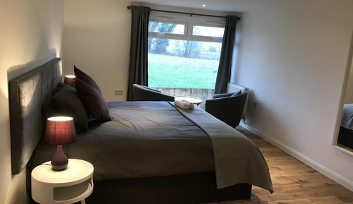 Suite, baño privado, vistas al jardín