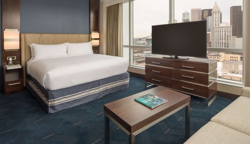 Estudio, 1 cama de matrimonio grande, vistas a la ciudad, en esquina
