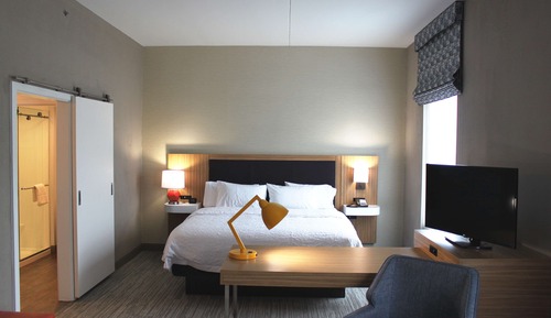 Estudio, 1 cama de matrimonio grande, frigorífico y microondas (Wet bar)