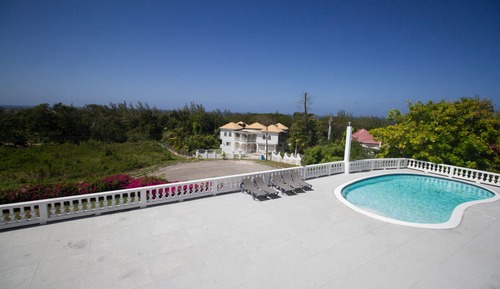 Villa familiar, varias habitaciones, acceso a la piscina, mirando al mar