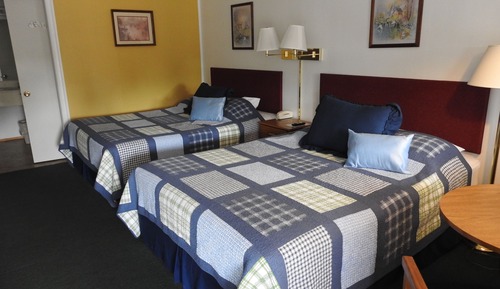 Habitación básica, 2 camas de matrimonio, frigorífico (Upstairs or Ground Level)