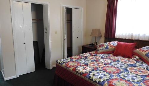 Suite, 2 Bedrooms, 1 Bathroom, Refrigerator & Microwave, Ground Level