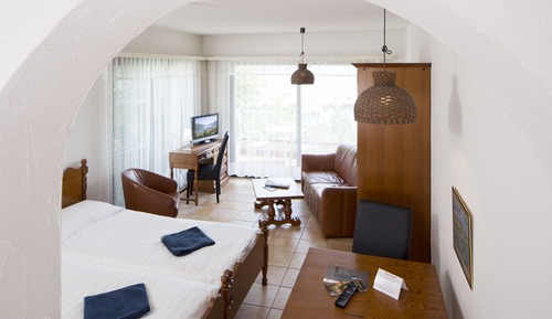 Habitación con 1 cama doble o 2 individuales, cocina básica
