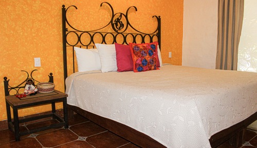 Master Suite de Dos Recámaras con Balcón, Cocineta y Vista a la Piscina