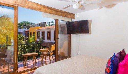 Balcony Junior Suite con Vistas a la Piscina (Solo Adultos)