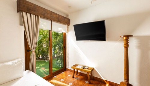 Family Suite con Cocineta y Salida a la Piscina